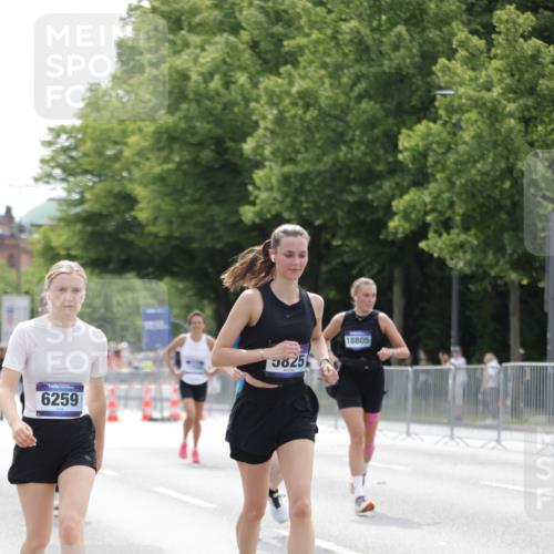 29.06.2025 - hella hamburg halbmarathon Jannik Wohlers http://msf.ph/oto/8215230 29.06.2025 10:26:57 Lombardsbrücke 2775, 4372, 5825, 6259, 7944, 8281, 10077, 11256, 11766, 12500, 15641, 18097, 18766 meine-sportfotos.de