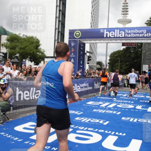29.06.2025 - hella hamburg halbmarathon Michael Strokosch http://msf.ph/oto/8215244 29.06.2025 10:47:47 Ziel 2340, 2708, 5915, 7962, 10988, 11283, 12679, 13948, 15478, 16205, 17229, 18430 meine-sportfotos.de