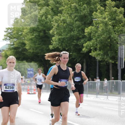 29.06.2025 - hella hamburg halbmarathon Jannik Wohlers http://msf.ph/oto/8215258 29.06.2025 10:26:57 Lombardsbrücke 2775, 4372, 5825, 6259, 7944, 8281, 10077, 11256, 11766, 12500, 15641, 18097, 18766 meine-sportfotos.de