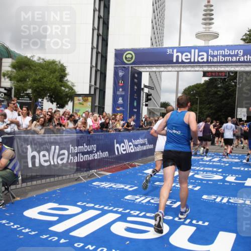 29.06.2025 - hella hamburg halbmarathon Michael Strokosch http://msf.ph/oto/8215292 29.06.2025 10:47:48 Ziel 2340, 2708, 5915, 7962, 8564, 10988, 11283, 12679, 13948, 14383, 15478, 16205, 17229, 18430 meine-sportfotos.de