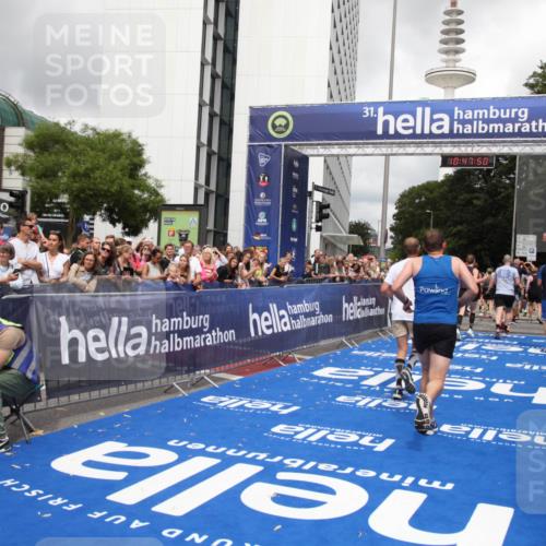 29.06.2025 - hella hamburg halbmarathon Michael Strokosch http://msf.ph/oto/8215348 29.06.2025 10:47:48 Ziel 2340, 2708, 5915, 7962, 8564, 10988, 11283, 12679, 13948, 14383, 15478, 16205, 17229, 18430 meine-sportfotos.de