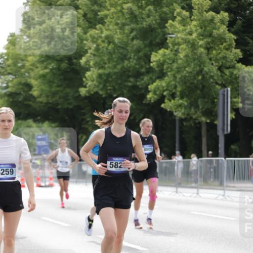29.06.2025 - hella hamburg halbmarathon Jannik Wohlers http://msf.ph/oto/8215369 29.06.2025 10:26:57 Lombardsbrücke 2775, 4372, 5825, 6259, 7944, 8281, 10077, 11256, 11766, 12500, 15641, 18097, 18766 meine-sportfotos.de