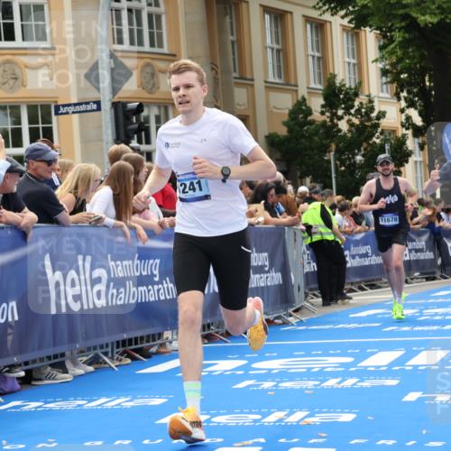 29.06.2025 - hella hamburg halbmarathon Strokosch-Dieckow http://msf.ph/oto/8215399 29.06.2025 10:24:50 Ziel 1241, 1271, 7142, 10867, 11678, 13872, 14836, 16361, 17752, 18740 meine-sportfotos.de