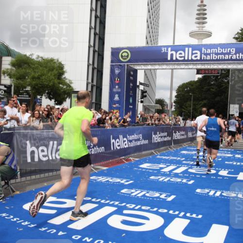 29.06.2025 - hella hamburg halbmarathon Michael Strokosch http://msf.ph/oto/8215403 29.06.2025 10:47:49 Ziel 2340, 2708, 5915, 7962, 8564, 10988, 11283, 12679, 13948, 14383, 15478, 16205, 17229, 18430 meine-sportfotos.de