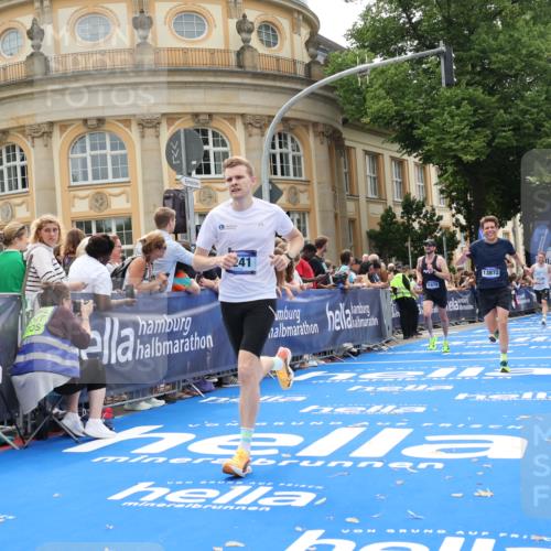 29.06.2025 - hella hamburg halbmarathon Strokosch-Dieckow http://msf.ph/oto/8215404 29.06.2025 10:24:50 Ziel 1241, 1271, 7142, 10867, 11678, 13872, 14836, 16361, 17752, 18740 meine-sportfotos.de
