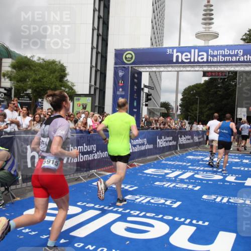 29.06.2025 - hella hamburg halbmarathon Michael Strokosch http://msf.ph/oto/8215410 29.06.2025 10:47:50 Ziel 2340, 2708, 5915, 8564, 10988, 11283, 11961, 12679, 13948, 14383, 15478, 16205, 17229, 18356, 18430 meine-sportfotos.de