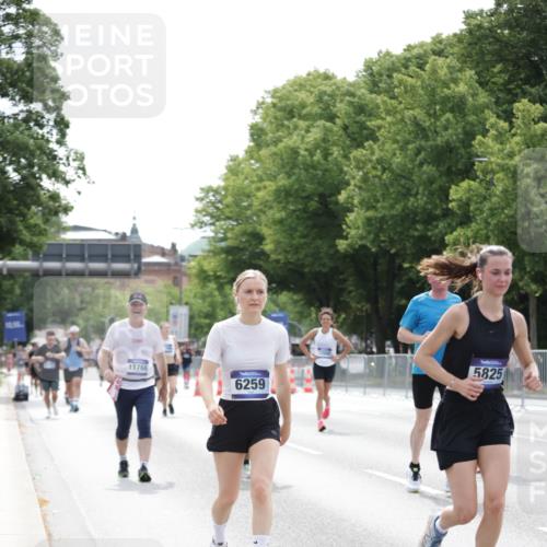29.06.2025 - hella hamburg halbmarathon Jannik Wohlers http://msf.ph/oto/8215416 29.06.2025 10:26:58 Lombardsbrücke 2775, 4372, 5285, 5825, 6259, 7944, 10077, 11256, 11766, 12500, 15641, 18097, 18766 meine-sportfotos.de