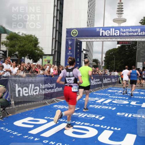 29.06.2025 - hella hamburg halbmarathon Michael Strokosch http://msf.ph/oto/8215421 29.06.2025 10:47:50 Ziel 2340, 2708, 5915, 8564, 10988, 11283, 11961, 12679, 13948, 14383, 15478, 16205, 17229, 18356, 18430 meine-sportfotos.de