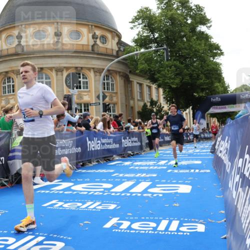 29.06.2025 - hella hamburg halbmarathon Strokosch-Dieckow http://msf.ph/oto/8215425 29.06.2025 10:24:51 Ziel 1241, 1271, 7142, 10867, 11678, 13872, 14836, 16361, 17752, 18740 meine-sportfotos.de