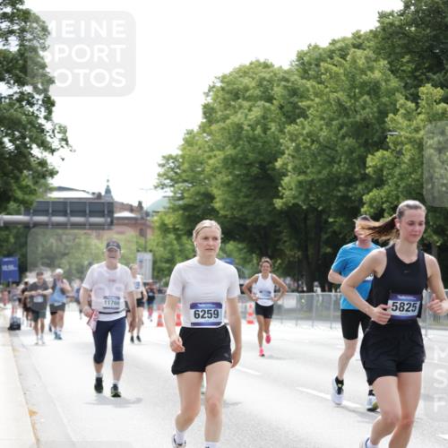 29.06.2025 - hella hamburg halbmarathon Jannik Wohlers http://msf.ph/oto/8215430 29.06.2025 10:26:58 Lombardsbrücke 2775, 4372, 5285, 5825, 6259, 7944, 10077, 11256, 11766, 12500, 15641, 18097, 18766 meine-sportfotos.de