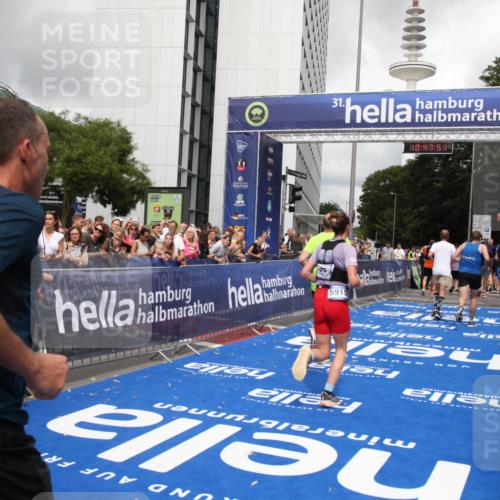 29.06.2025 - hella hamburg halbmarathon Michael Strokosch http://msf.ph/oto/8215434 29.06.2025 10:47:50 Ziel 2340, 2708, 5915, 8564, 10988, 11283, 11961, 12679, 13948, 14383, 15478, 16205, 17229, 18356, 18430 meine-sportfotos.de