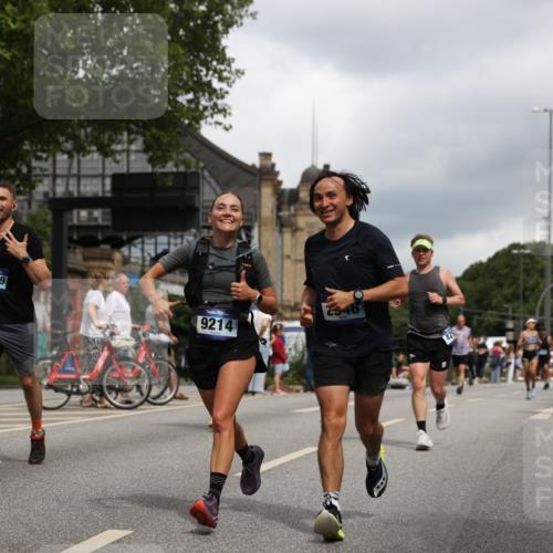 29.06.2025 - hella hamburg halbmarathon Yannick Fuchs http://msf.ph/oto/8215437 29.06.2025 10:45:35 20KM 1335, 2364, 2636, 2670, 2718, 2823, 2946, 4033, 4297, 4404, 4839, 4967, 5087, 5600, 5820, 6776, 7224, 7786, 7943, 8413, 8856, 8930, 8989, 9074, 9214, 9476, 9656, 9739, 9793, 9869, 9959, 10057, 10667, 10691, 10868, 11124, 11625, 12224, 12450, 13403, 13707, 13726, 13799, 14012, 14248, 14458, 14865, 14994, 15426, 15496, 15643, 15899, 16666, 17033, 17131, 17530, 17682, 17815, 17962, 17978, 18019, 18820, 19020, 19053 meine-sportfotos.de