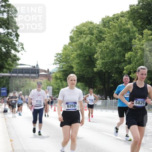 29.06.2025 - hella hamburg halbmarathon Jannik Wohlers http://msf.ph/oto/8215447 29.06.2025 10:26:58 Lombardsbrücke 2775, 4372, 5285, 5825, 6259, 7944, 10077, 11256, 11766, 12500, 15641, 18097, 18766 meine-sportfotos.de