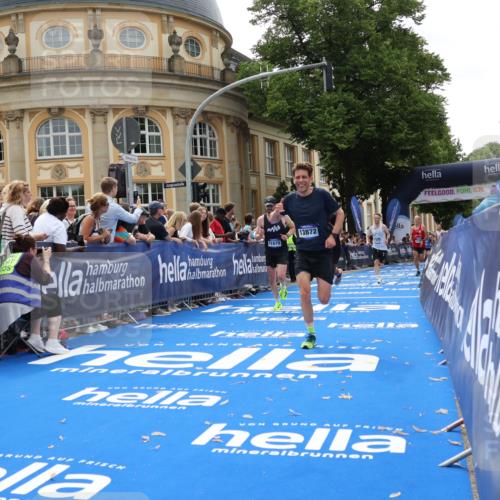 29.06.2025 - hella hamburg halbmarathon Strokosch-Dieckow http://msf.ph/oto/8215471 29.06.2025 10:24:51 Ziel 1241, 1271, 7142, 10867, 11678, 13872, 14836, 16361, 17752, 18740 meine-sportfotos.de