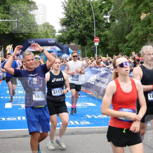 29.06.2025 - hella hamburg halbmarathon Zöllner http://msf.ph/oto/8215486 29.06.2025 10:51:11 Ziel 1366, 4077, 4816, 4967, 6027, 8261, 8508, 8704, 10508, 10603, 10868, 11733, 13073, 15480, 17384, 17530, 17823, 18066 meine-sportfotos.de
