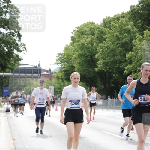 29.06.2025 - hella hamburg halbmarathon Jannik Wohlers http://msf.ph/oto/8215541 29.06.2025 10:26:58 Lombardsbrücke 2775, 4372, 5285, 5825, 6259, 7944, 10077, 11256, 11766, 12500, 15641, 18097, 18766 meine-sportfotos.de