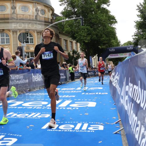 29.06.2025 - hella hamburg halbmarathon Strokosch-Dieckow http://msf.ph/oto/8215563 29.06.2025 10:24:53 Ziel 1241, 1271, 2483, 7142, 10867, 11678, 13872, 14836, 16361, 17752 meine-sportfotos.de