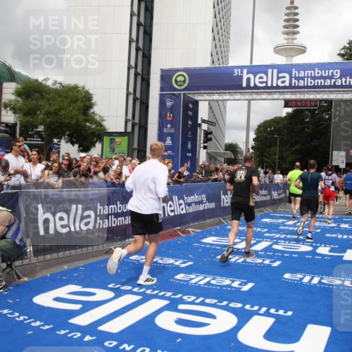 29.06.2025 - hella hamburg halbmarathon Michael Strokosch http://msf.ph/oto/8215593 29.06.2025 10:47:53 Ziel 2340, 5915, 6836, 8564, 11961, 12679, 14383, 17229, 18356, 18430, 18836 meine-sportfotos.de