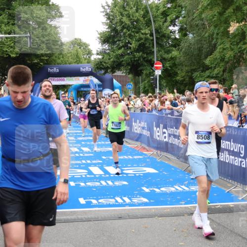29.06.2025 - hella hamburg halbmarathon Zöllner http://msf.ph/oto/8215595 29.06.2025 10:51:15 Ziel 1366, 1461, 4404, 4816, 4967, 5600, 6027, 8508, 8930, 9476, 10868, 11512, 11625, 11733, 13073, 15480, 17530, 17823 meine-sportfotos.de