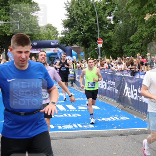 29.06.2025 - hella hamburg halbmarathon Zöllner http://msf.ph/oto/8215612 29.06.2025 10:51:16 Ziel 1366, 1461, 4404, 4967, 5600, 6027, 6657, 8316, 8930, 9476, 10480, 10868, 11512, 11625, 11733, 13073, 15480, 17530, 17823, 18019 meine-sportfotos.de