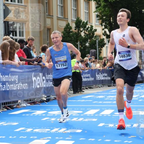 29.06.2025 - hella hamburg halbmarathon Strokosch-Dieckow http://msf.ph/oto/8215663 29.06.2025 10:24:57 Ziel 2483, 10867, 11078, 14836, 15483, 16361, 17752 meine-sportfotos.de