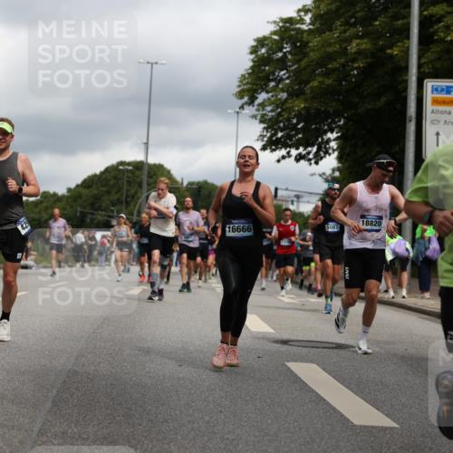 29.06.2025 - hella hamburg halbmarathon Yannick Fuchs http://msf.ph/oto/8215686 29.06.2025 10:45:36 20KM 1335, 2364, 2636, 2670, 2718, 2818, 2823, 2946, 4033, 4297, 4404, 4839, 4967, 5087, 5820, 6776, 7224, 7786, 7943, 8413, 8856, 8930, 8989, 9074, 9214, 9476, 9656, 9739, 9793, 9869, 9959, 10667, 10691, 10868, 11124, 11625, 11791, 12224, 12450, 13403, 13707, 13726, 13799, 14012, 14248, 14458, 14865, 14994, 15426, 15496, 15643, 15899, 16666, 17033, 17131, 17530, 17682, 17815, 17962, 17978, 18019, 18820, 19020, 19053 meine-sportfotos.de