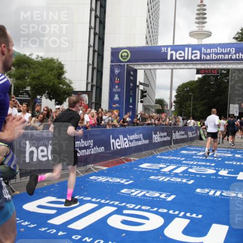 29.06.2025 - hella hamburg halbmarathon Michael Strokosch http://msf.ph/oto/8215688 29.06.2025 10:47:55 Ziel 2340, 5915, 6836, 8564, 11961, 12679, 14383, 14730, 17451, 18356, 18836 meine-sportfotos.de