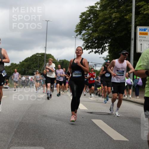 29.06.2025 - hella hamburg halbmarathon Yannick Fuchs http://msf.ph/oto/8215697 29.06.2025 10:45:36 20KM 1335, 2364, 2636, 2670, 2718, 2818, 2823, 2946, 4033, 4297, 4404, 4839, 4967, 5087, 5820, 6776, 7224, 7786, 7943, 8413, 8856, 8930, 8989, 9074, 9214, 9476, 9656, 9739, 9793, 9869, 9959, 10667, 10691, 10868, 11124, 11625, 11791, 12224, 12450, 13403, 13707, 13726, 13799, 14012, 14248, 14458, 14865, 14994, 15426, 15496, 15643, 15899, 16666, 17033, 17131, 17530, 17682, 17815, 17962, 17978, 18019, 18820, 19020, 19053 meine-sportfotos.de