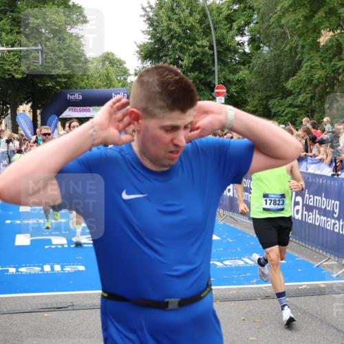 29.06.2025 - hella hamburg halbmarathon Zöllner http://msf.ph/oto/8215716 29.06.2025 10:51:16 Ziel 1366, 1461, 4404, 4967, 5600, 6027, 6657, 8316, 8930, 9476, 10480, 10868, 11512, 11625, 11733, 13073, 15480, 17530, 17823, 18019 meine-sportfotos.de