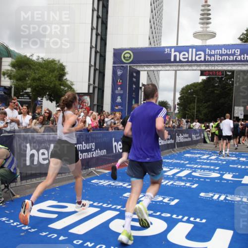 29.06.2025 - hella hamburg halbmarathon Michael Strokosch http://msf.ph/oto/8215758 29.06.2025 10:47:55 Ziel 2340, 5915, 6836, 8564, 11961, 12679, 14383, 14730, 17451, 18356, 18836 meine-sportfotos.de