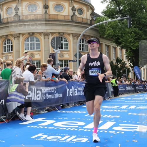 29.06.2025 - hella hamburg halbmarathon Strokosch-Dieckow http://msf.ph/oto/8215794 29.06.2025 10:25:01 Ziel 2483, 10867, 11078, 15483 meine-sportfotos.de