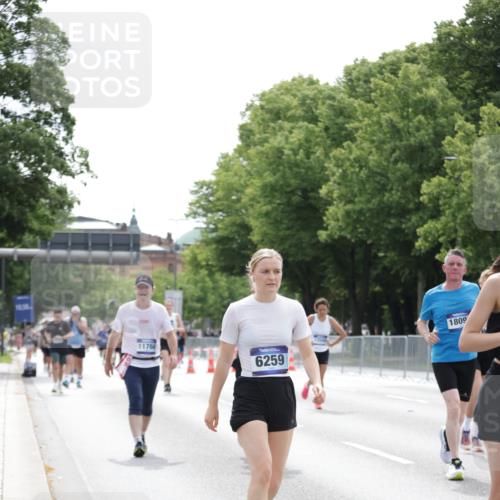 29.06.2025 - hella hamburg halbmarathon Jannik Wohlers http://msf.ph/oto/8215795 29.06.2025 10:26:58 Lombardsbrücke 2775, 4372, 5285, 5825, 6259, 7944, 10077, 11256, 11766, 12500, 15641, 18097, 18766 meine-sportfotos.de