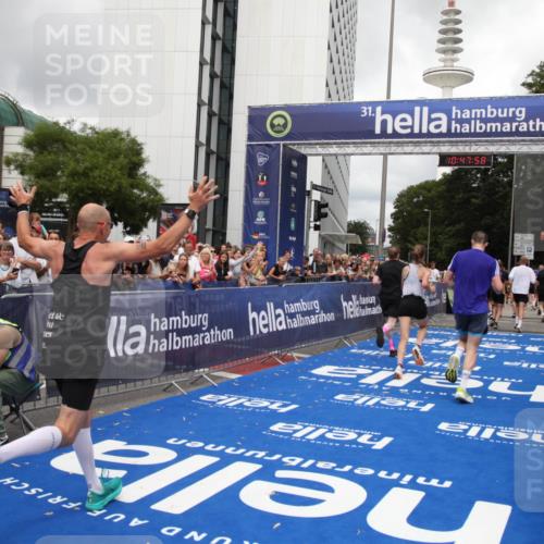 29.06.2025 - hella hamburg halbmarathon Michael Strokosch http://msf.ph/oto/8215825 29.06.2025 10:47:56 Ziel 2340, 6836, 8564, 11961, 14383, 14730, 15333, 17451, 18356, 18836 meine-sportfotos.de
