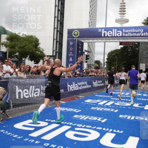 29.06.2025 - hella hamburg halbmarathon Michael Strokosch http://msf.ph/oto/8215835 29.06.2025 10:47:57 Ziel 1604, 1613, 5022, 6836, 8564, 11961, 14383, 14730, 15333, 17451, 18356, 18836 meine-sportfotos.de