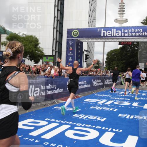 29.06.2025 - hella hamburg halbmarathon Michael Strokosch http://msf.ph/oto/8215852 29.06.2025 10:47:57 Ziel 1604, 1613, 5022, 6836, 8564, 11961, 14383, 14730, 15333, 17451, 18356, 18836 meine-sportfotos.de