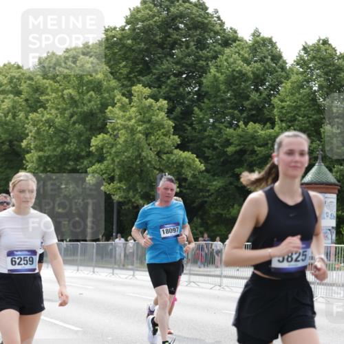 29.06.2025 - hella hamburg halbmarathon Jannik Wohlers http://msf.ph/oto/8215893 29.06.2025 10:26:59 Lombardsbrücke 2775, 4372, 5285, 5825, 6259, 7944, 10077, 11256, 11766, 12500, 15641, 18097, 18766 meine-sportfotos.de