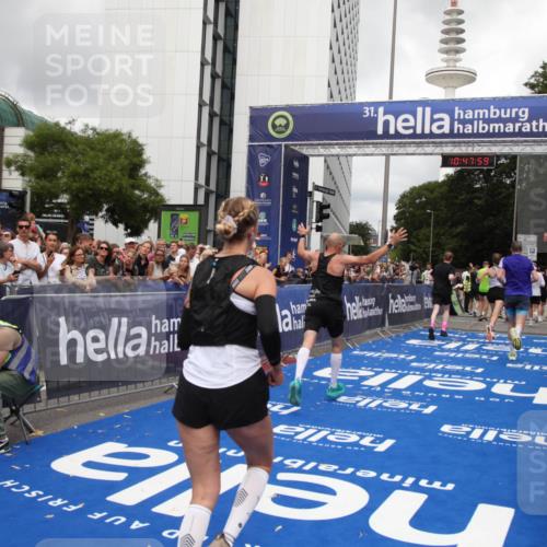29.06.2025 - hella hamburg halbmarathon Michael Strokosch http://msf.ph/oto/8215914 29.06.2025 10:47:57 Ziel 1604, 1613, 5022, 6836, 8564, 11961, 14383, 14730, 15333, 17451, 18356, 18836 meine-sportfotos.de
