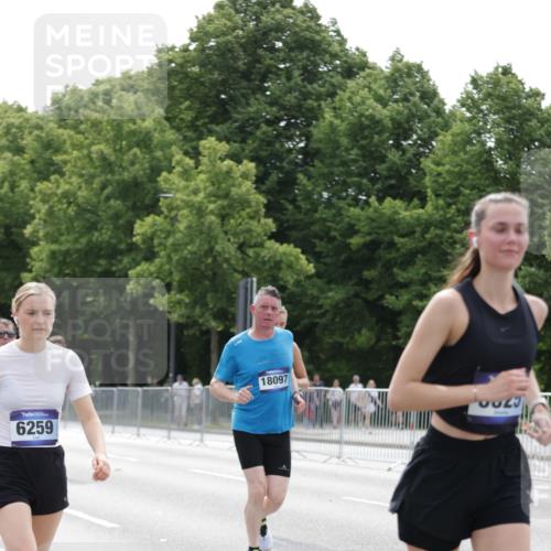 29.06.2025 - hella hamburg halbmarathon Jannik Wohlers http://msf.ph/oto/8215968 29.06.2025 10:26:59 Lombardsbrücke 2775, 4372, 5285, 5825, 6259, 7944, 10077, 11256, 11766, 12500, 15641, 18097, 18766 meine-sportfotos.de
