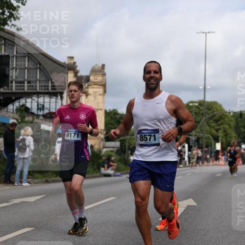 29.06.2025 - hella hamburg halbmarathon Yannick Fuchs http://msf.ph/oto/8216018 29.06.2025 10:32:49 20KM 1042, 1615, 1688, 1710, 2296, 2745, 3530, 4148, 7152, 7154, 7229, 7743, 8002, 8571, 9171, 9643, 10793, 11049, 11952, 14274, 14688, 14992, 15303, 15382, 16075, 16698, 17623, 18276, 18529, 18584, 18723 meine-sportfotos.de