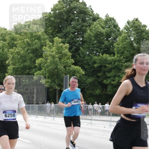 29.06.2025 - hella hamburg halbmarathon Jannik Wohlers http://msf.ph/oto/8216021 29.06.2025 10:26:59 Lombardsbrücke 2775, 4372, 5285, 5825, 6259, 7944, 10077, 11256, 11766, 12500, 15641, 18097, 18766 meine-sportfotos.de