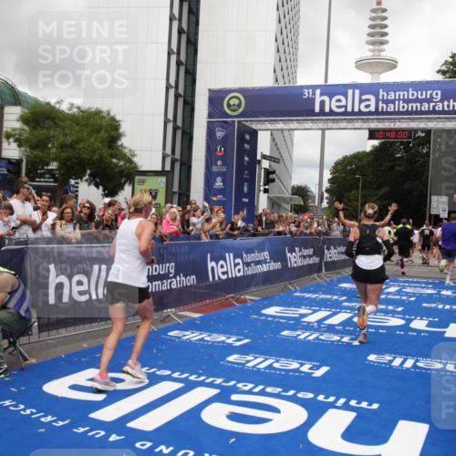 29.06.2025 - hella hamburg halbmarathon Michael Strokosch http://msf.ph/oto/8216059 29.06.2025 10:47:59 Ziel 1604, 1613, 4528, 5022, 6836, 11961, 14730, 15333, 16766, 17451, 18356, 18836, 19198 meine-sportfotos.de