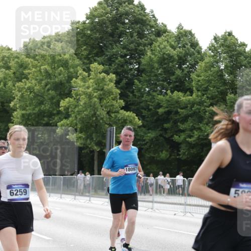 29.06.2025 - hella hamburg halbmarathon Jannik Wohlers http://msf.ph/oto/8216074 29.06.2025 10:26:59 Lombardsbrücke 2775, 4372, 5285, 5825, 6259, 7944, 10077, 11256, 11766, 12500, 15641, 18097, 18766 meine-sportfotos.de