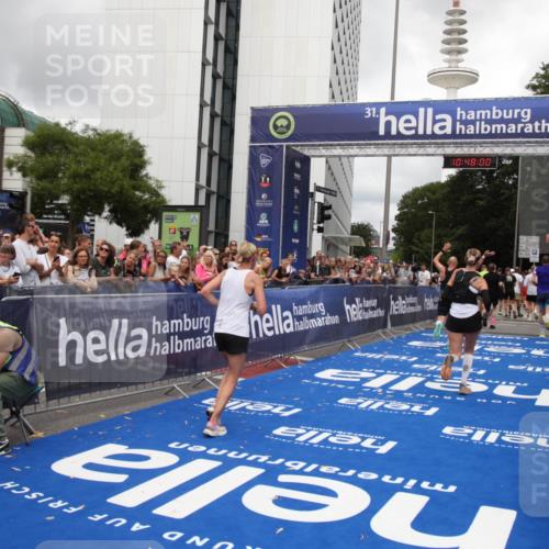 29.06.2025 - hella hamburg halbmarathon Michael Strokosch http://msf.ph/oto/8216077 29.06.2025 10:47:59 Ziel 1604, 1613, 4528, 5022, 6836, 11961, 14730, 15333, 16766, 17451, 18356, 18836, 19198 meine-sportfotos.de