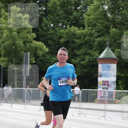 29.06.2025 - hella hamburg halbmarathon Jannik Wohlers http://msf.ph/oto/8216109 29.06.2025 10:27:00 Lombardsbrücke 2775, 4372, 5285, 5825, 6259, 7944, 10158, 11256, 11766, 12500, 15641, 17791, 18097, 18766 meine-sportfotos.de