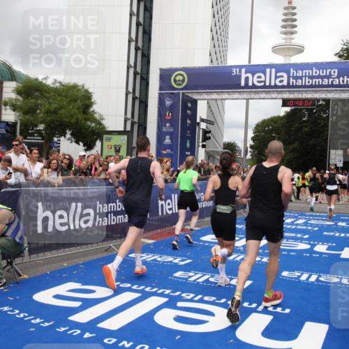 29.06.2025 - hella hamburg halbmarathon Michael Strokosch http://msf.ph/oto/8216127 29.06.2025 10:48:01 Ziel 1604, 1613, 4528, 4601, 5022, 6377, 6836, 12808, 14730, 15333, 16766, 17451, 18206, 18922, 19198 meine-sportfotos.de