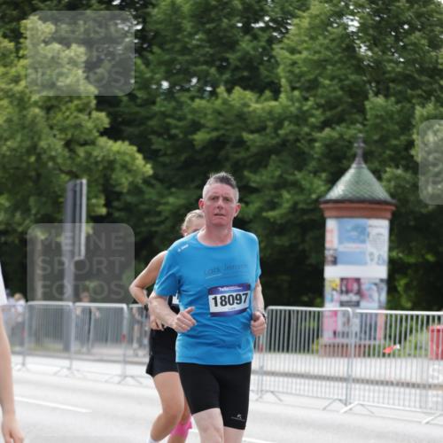 29.06.2025 - hella hamburg halbmarathon Jannik Wohlers http://msf.ph/oto/8216132 29.06.2025 10:27:00 Lombardsbrücke 2775, 4372, 5285, 5825, 6259, 7944, 10158, 11256, 11766, 12500, 15641, 17791, 18097, 18766 meine-sportfotos.de