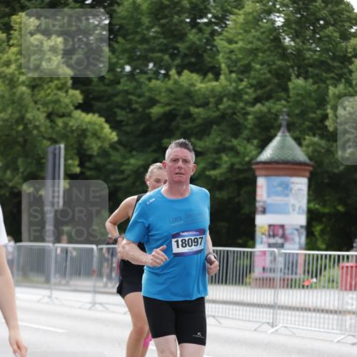 29.06.2025 - hella hamburg halbmarathon Jannik Wohlers http://msf.ph/oto/8216149 29.06.2025 10:27:00 Lombardsbrücke 2775, 4372, 5285, 5825, 6259, 7944, 10158, 11256, 11766, 12500, 15641, 17791, 18097, 18766 meine-sportfotos.de