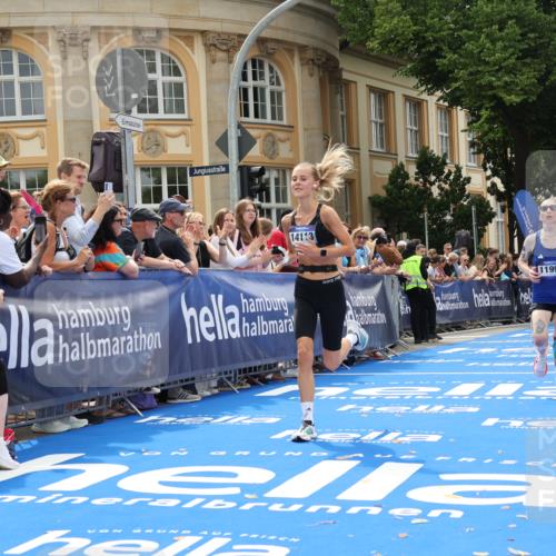 29.06.2025 - hella hamburg halbmarathon Strokosch-Dieckow http://msf.ph/oto/8216152 29.06.2025 10:25:15 Ziel 8376, 11994, 12067, 13913, 14113, 16484 meine-sportfotos.de