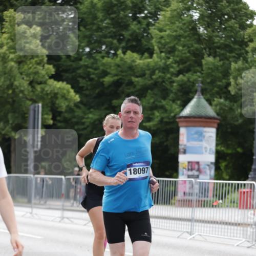 29.06.2025 - hella hamburg halbmarathon Jannik Wohlers http://msf.ph/oto/8216158 29.06.2025 10:27:00 Lombardsbrücke 2775, 4372, 5285, 5825, 6259, 7944, 10158, 11256, 11766, 12500, 15641, 17791, 18097, 18766 meine-sportfotos.de