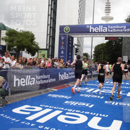 29.06.2025 - hella hamburg halbmarathon Michael Strokosch http://msf.ph/oto/8216217 29.06.2025 10:48:01 Ziel 1604, 1613, 4528, 4601, 5022, 6377, 6836, 12808, 14730, 15333, 16766, 17451, 18206, 18922, 19198 meine-sportfotos.de